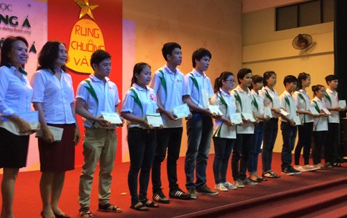 Vinh danh các sinh viên đạt giải cao trong cuộc thi "Rung chuông Vàng"